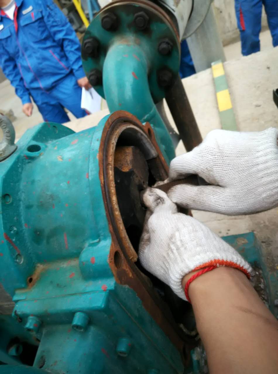 青島羅德售后人員冒雨為客戶更換轉子 青島羅德售后人員冒雨為客戶更換轉子