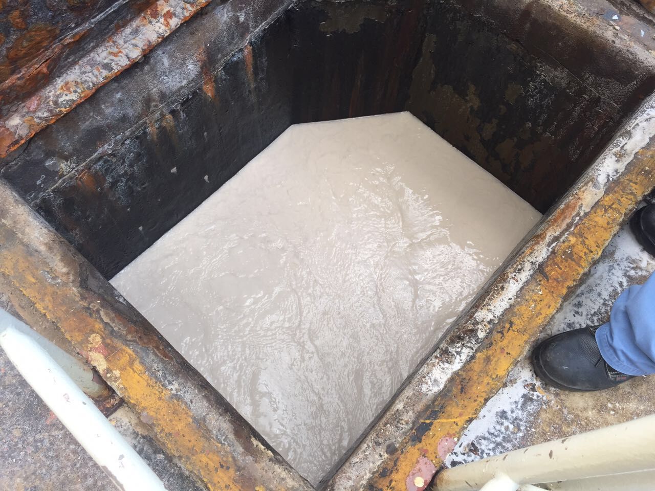 需要處理的沉淀池污泥 需要處理的沉淀池污泥