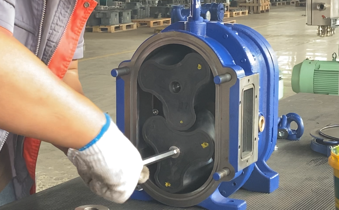 取下Φ12內六角封頭螺絲 取下Φ12內六角封頭螺絲