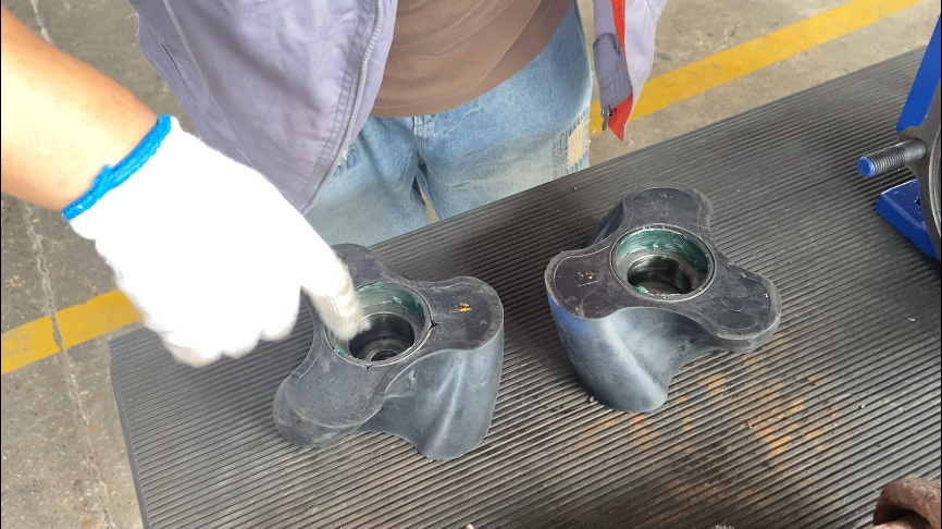 涂抹少量潤滑脂 涂抹少量潤滑脂