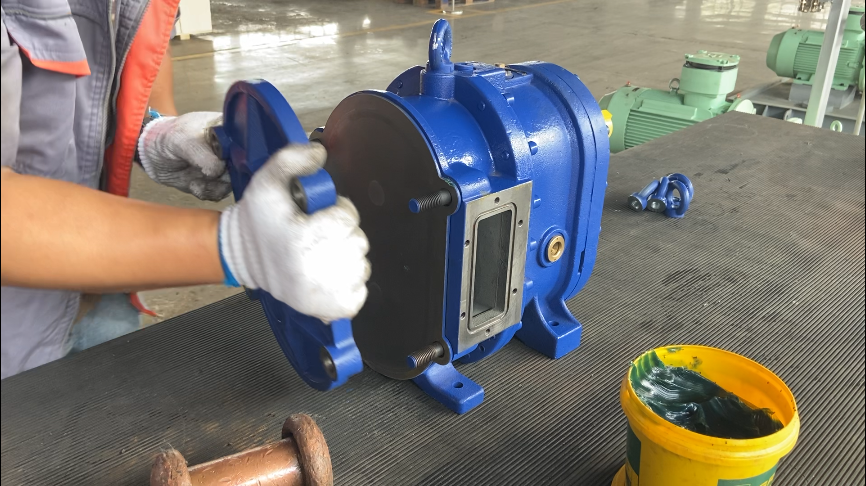 填入密封圈,裝外襯板,泵蓋,對角扭緊快裝螺絲 填入密封圈,裝外襯板,泵蓋,對角扭緊快裝螺絲